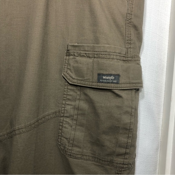 WRANGLER® Men’s 5 STAR Premium Relaxed Fit Flex Cargo Pant In Barley 42 X 30 - Picture 3 of 16